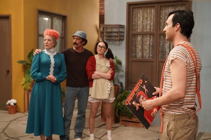 Pablo Cruz como el Chavo del 8 acompañado por los miembros del elenco.