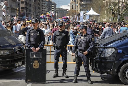 Agentes con escudo táctico y armas largas, en las Fallas pasadas.