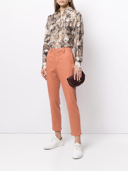 Los pantalones chinos son ese básico que no para de reinventarse, en este caso con un color salmón y las cuentas que adornan sus trabillas. Son de Brunello Cucinelli y cuestan 1.394€.