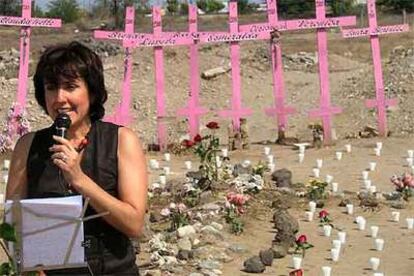 Patricia Mercado, en un mitin junto a las cruces de mujeres asesinadas en Ciudad Juárez.