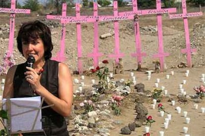 Patricia Mercado, en un mitin junto a las cruces de mujeres asesinadas en Ciudad Juárez.