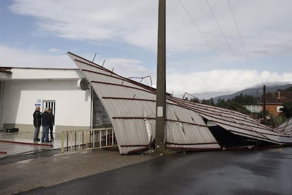 El fuerte viento ha levantado los tejados de varias naves en el lugar de Carracido, en la N 550 a la altura de la localidad de Porriño (Pontevedra).