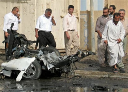 En la imagen, los restos del coche bomba utilizado en el atentado de Faluja.