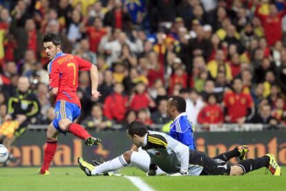 Villa remata al poste en el primer tiempo tras regatear al meta Ospina.