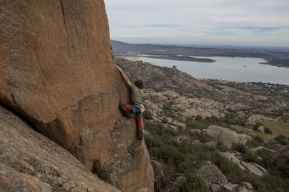 Un escalador en uno de los riscos más altos de La Pedriza en la Sierra de Guadarrama de Madrid.