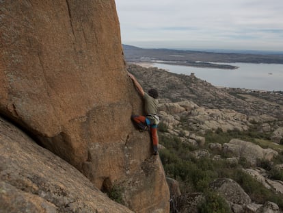 Un escalador en uno de los riscos más altos de La Pedriza en la Sierra de Guadarrama de Madrid.