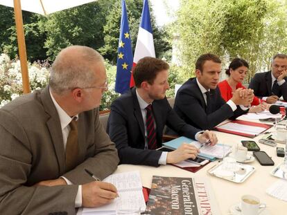 Emmanuel Macron concede sua primeira entrevista como presidente.