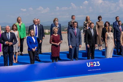 Foto de familia de los miembros del Gobierno español con los comisarios europeos. 