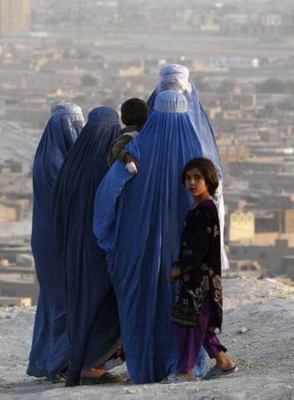 Mujeres y niños afganos en una colina sobre Kabul.