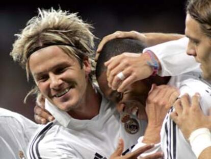 Beckham abraza a Baptista para celebrar un gol ante el Mallorca.