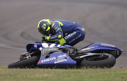 Elpiloto italiano de MotoGP Valentino Rossi, del equipo Movistar Yamaha MotoGP, levanta su moto luego de caer durante el Gran Premio de Argentina de Motociclismo.