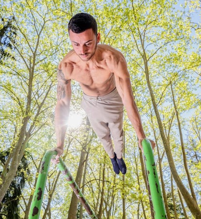 Jiménez practica el moviment estàtic 'full planche'.