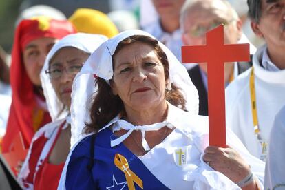 Fieles en la misa multitudinaria ofrecida del Papa en un parque de Santiago.