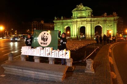 La Puerta de Alcalá en Madrid antes de apagarse en 2018.