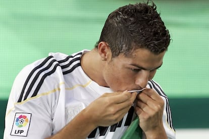 Cristiano Ronaldo besa la camiseta blanca en su presentación como jugador del Real Madrid en el estadio Santiago Bernabéu el 6 de julio de 2009.