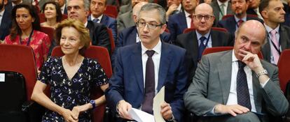 El gobernador del Banco de España, Pablo Hernández de Cos, acompañados por los exministros de Economía, Elena Salgado y Luis de Guindos.