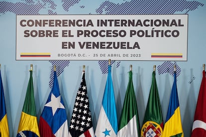 Banderas de algunos de los países participantes en la conferencia internacional sobre Venezuela celebrada la semana pasada en  Bogotá.