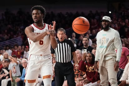 Bronny James, en su debut en la NCAA, junto a LeBron.