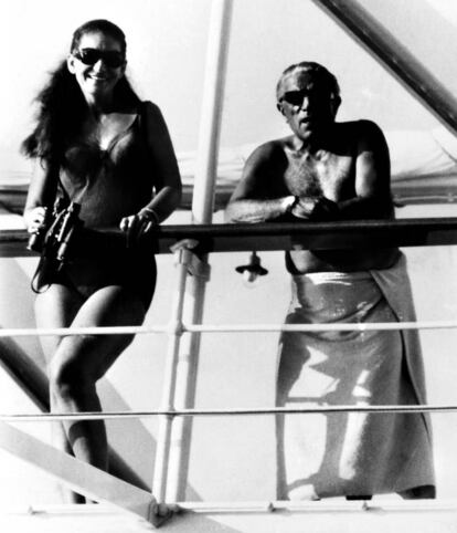 Tomada en 1967, un año después de que el armador griego cambiara a la soprano más famosa del siglo XX por Jackie Kennedy, esta fotografía representa la 'dolce vita' mediterránea previa a la obsesión por el gimnasio de los 80: bañadores relajados, más para estar cómodos que para ser vistos, sin complejos ni concesiones a las modas.