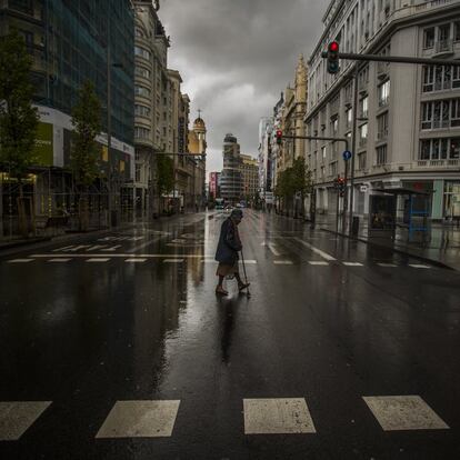 El 14 de marzo la pandemia provocada por el coronavirus obliga a España a un confinamiento casi total. En aquel momento había casi 6.000 afectados y 138 fallecidos. En la imagen, la Gran Vía de Madrid durante estas semanas.