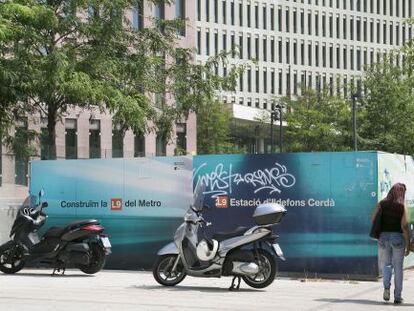 La línea 9 del metro en primer plano y, al fondo, la Ciudad de la Justicia, dos de las obras bajo sospecha por el 'caso Palau'.