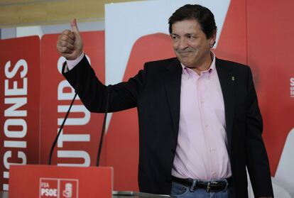 El candidato socialista a la presidencia de Asturias, Javier Fernández, saluda tras comparecer en la sede de su partido en Oviedo.