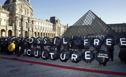 Activistas protestan frente al museo del Louvre en París para pedir qeu el museo cancele sus acuerdos de colaboración con petroleras el pasado 9 de diciembre.