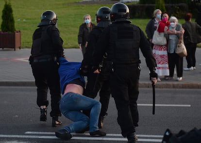 La policía detiene a un manifestante, durante la protesta ayer contra la investidura de Lukashenko, en Minsk.
