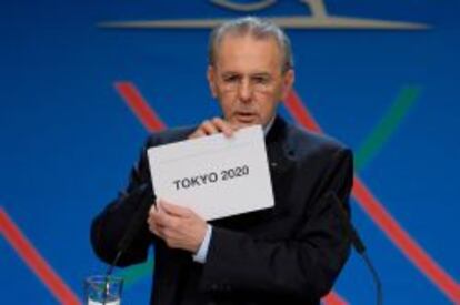 El presidente del Comité Olímpico Internacional, Jacques Rogge, muestra el nombre de la ciudad ganadora, Tokio.