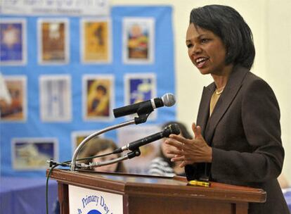 La ex secretaria de Estado de EE UU, Condoleezza Rice, habla para los estudiantes en el colegio de primaria de Washington.