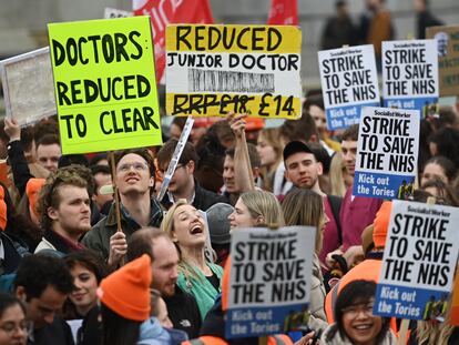 Una protesta de médicos residentes en la plaza Trafalgar de Londres el 11 de abril de 2022.