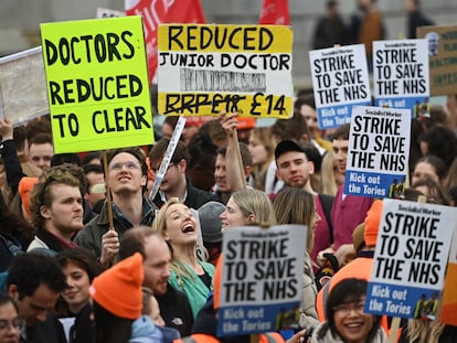 Una protesta de médicos residentes en la plaza Trafalgar de Londres el 11 de abril de 2022.