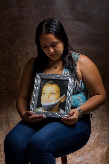 Geraldine Labrador sostiene en sus manos el retrato de su hijo Robert. El miércoles 15 de mayo Geraldine y Robert asistieron al hospital para su tratamiento de rutina. Solo Geraldine regresó a casa. Robert falleció a sus siete años tras padecer Leucemia linfoblástica aguda. "Robert entró en paro a las 5 de la mañana. Durante 40 minutos las doctoras estuvieron ayudándolo, hasta que salió una y me dijo "Yo no quiero ser la última en ver el último aliento de su hijo (…) es usted quien merce verlo", así que pasé para darle más fuerzas a mi hijo, pero en medio de la desesperación le dije a la doctora que me lo dejara tranquilo… Ya habíamos luchado y para él 40 minutos era mucho. Estuve con él, lo bese mucho… y decidí que le quitaran todos los tubos. No merecía seguir sufriendo más", cuenta Geraldine.