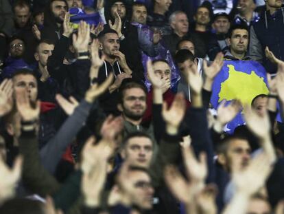 Seguidores de Kosovo durante el partido frente a Croacia en el estadio Loro Boric en Shk&ouml;der.