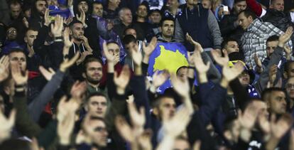 Seguidores de Kosovo durante el partido frente a Croacia en el estadio Loro Boric en Shköder.
