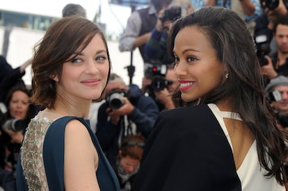 Cotillard y Saldana, en el photocall matutino de Blood Ties. La francesa, con un minivestido de Antonio Berardi; Saldana, con un conjunto de Emanuel Ungaro.