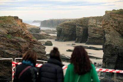 La playa de As Catedrais, en Ribadeo (Lugo), cerrada este domingo.