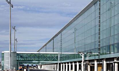 El exterior de la nueva terminal tiene al cristal de protagonista