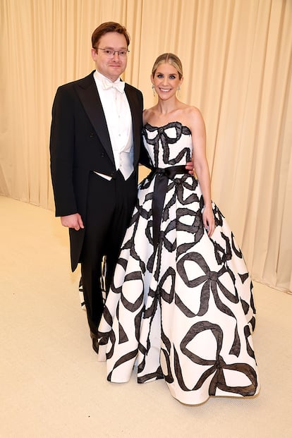 Charles Shaffer (hijo de Anna Wintour) y Elizabeth Cordry Shaffer, su esposa, que lució un vestido palabra de honor con falda de vuelo de Carolina Herrera.