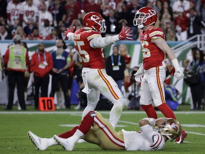 Los jugadores Frank Clark y Ben Niemann celebran la victoria. 