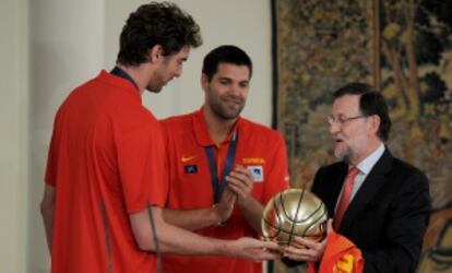 Gasol, Reyes y Rajoy, durante la recepción presidencial.