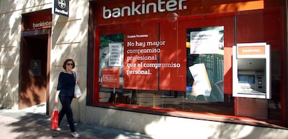 Una mujer pasa por delante de una oficina de Bankinter.