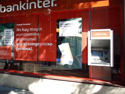 Una mujer pasa por delante de una oficina de Bankinter.