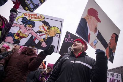 Para marcar estos "dos años de resistencia a la presidencia de Trump", los organizadores llamaron a una "ola" de manifestaciones, en momentos en que un número récord (131) de mujeres resultaron elegidas al Congreso en los comicios de medio mandato de noviembre último. En la imagen, manifestación en Washington.