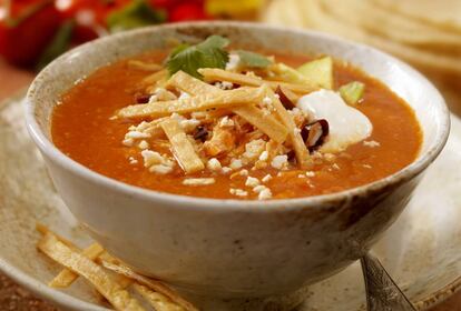 Los totopos de maíz son parte fundamental de esta cremosa sopa mexicana.
