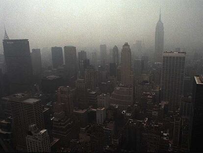 Vista de Manhattan, en Nueva York, envuelta en la contaminación.
