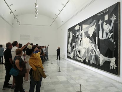 Visitantes en torno al 'Guernica', de Picasso, en el Museo del Reina Sofía.