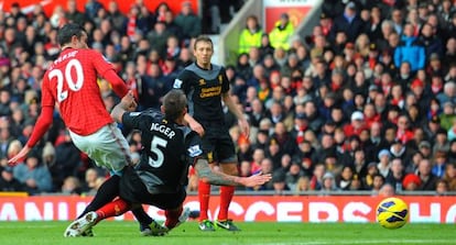 Van Persie, en el remate de su gol.