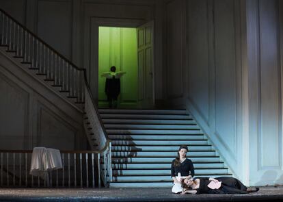 Julie Fuchs (Susanna, de rodillas) y María José Moreno (la condesa, tumbada), al final de su dúo 'Che soave zeffiretto' del tercer acto de la ópera.