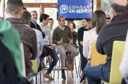 El ministro de Sanidad, Alfonso Alonso (centro), en un acto en noviembre con Nuevas Generaciones.